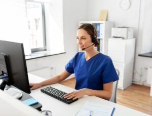 femme médecin avec bouse bleue devant ordinateur pour téléconsultation
