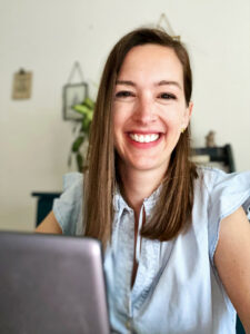 femme souriante devant son ordinateur